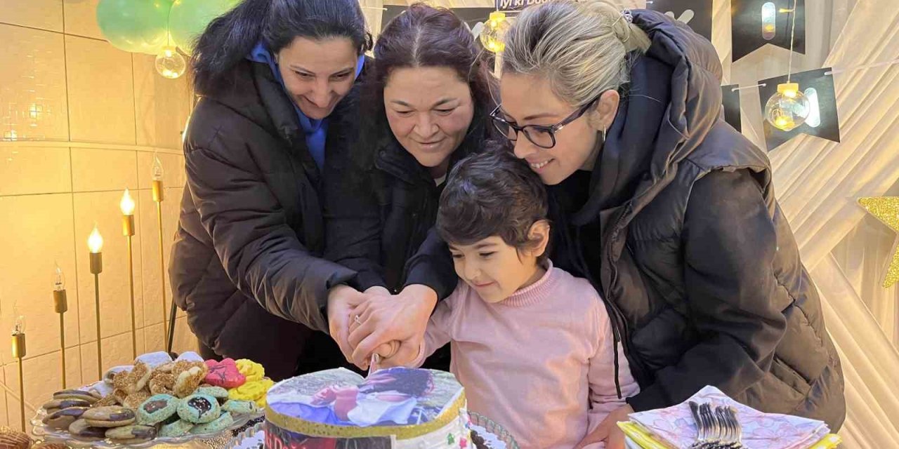 Göz Kanseri Minik Kıza Sürpriz Doğum Günü