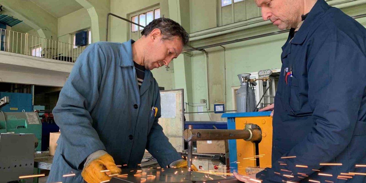 Depremzedeler İçin Emekli Öğretmeninden Öğrencisine Kadar Herkes Üretim Yapıyor