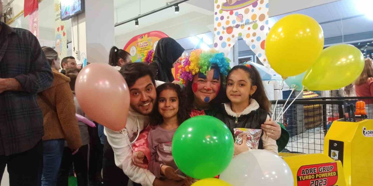 Depremzede Çocukların Yüzlerini Güldürmek İçin Çalıştılar