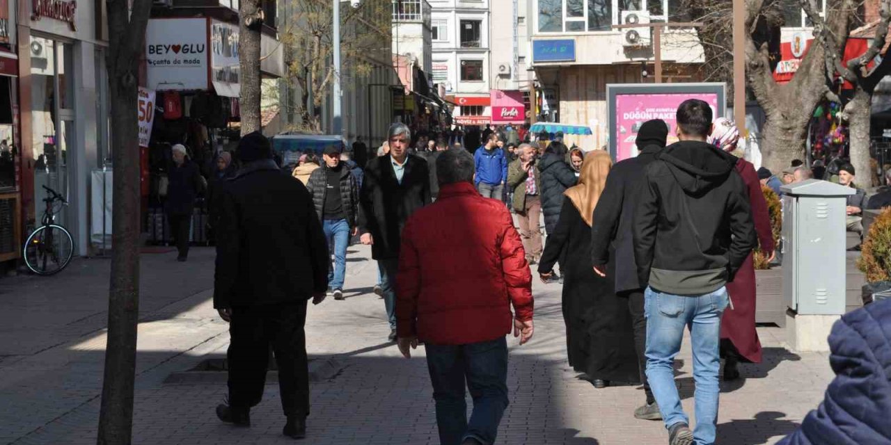 Artan Hava Sıcaklığını Fırsat Bilen Vatandaşlar Adeta Sokaklara Döküldü