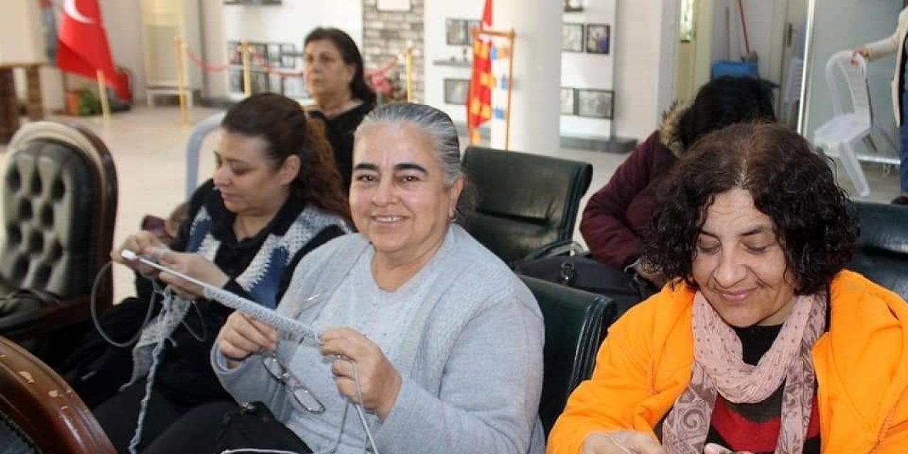 Alzheimer Derneği Üyeleri Depremzedeler İçin Sevgiyle Örüyor