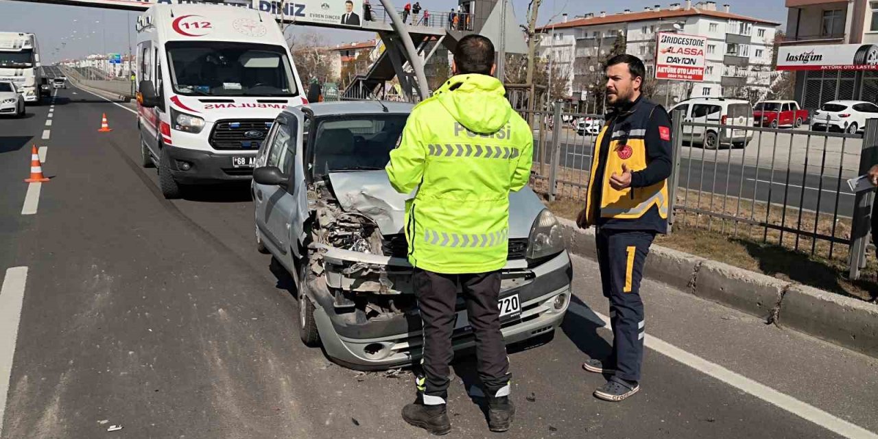 Aksaray’da Otomobil Kamyonete Arkadan Çarptı: 3 Yaralı
