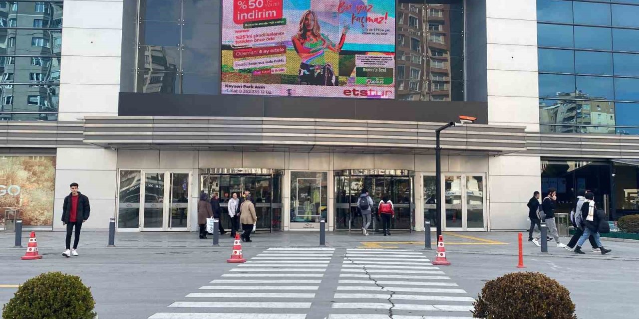 Kayseri Park’ın Önündeki Asfalt Depremde Yarıldı İddiası