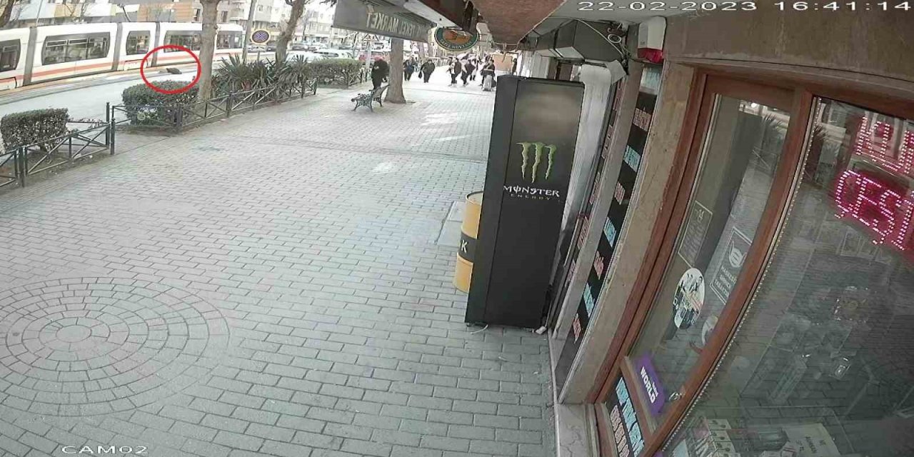 Tramvayın Çarptığı 78 Yaşındaki Kadının Hayatını Kaybettiği Kaza Anı Güvenlik Kamerasına Yansıdı