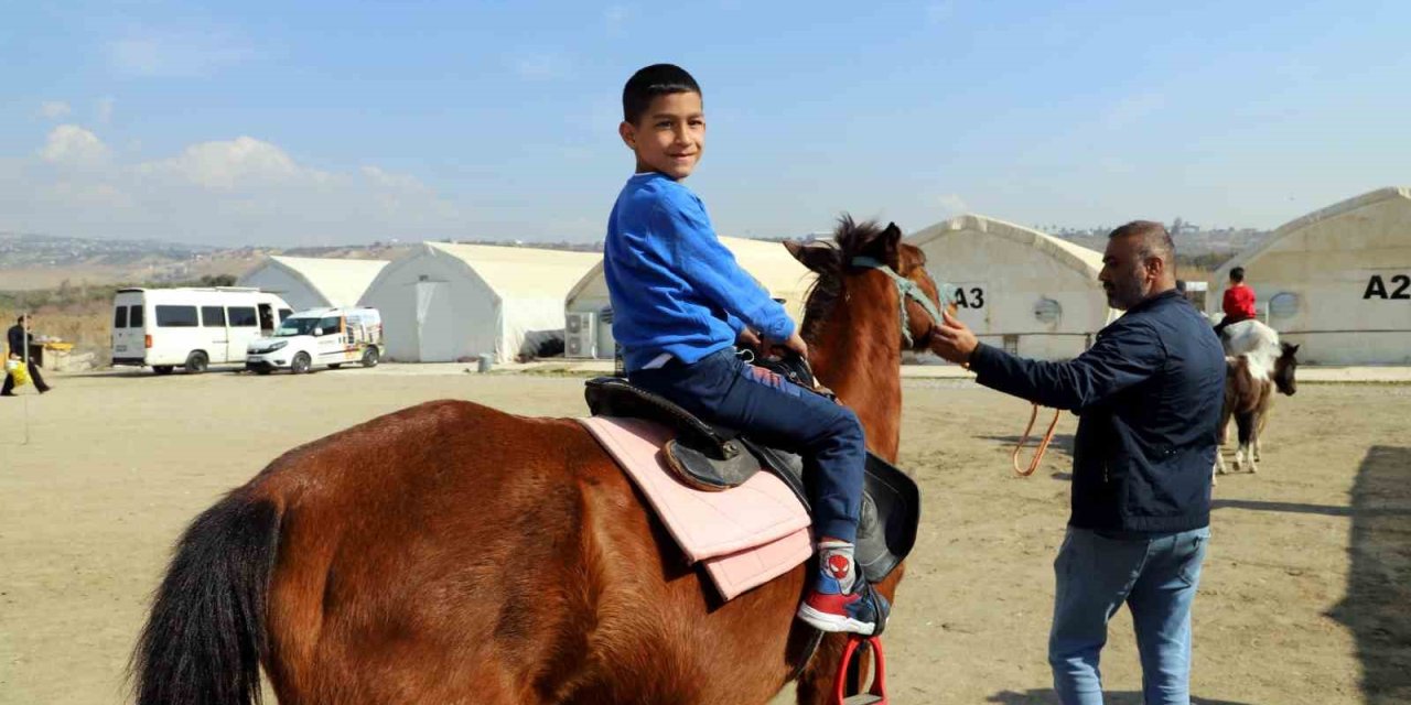 Depremzede Çocuklar Ata Bindi