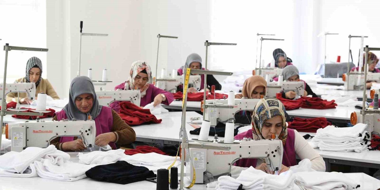 Komek Ve Asem Mensupları Depremzedelerin İçini Isıtıyor