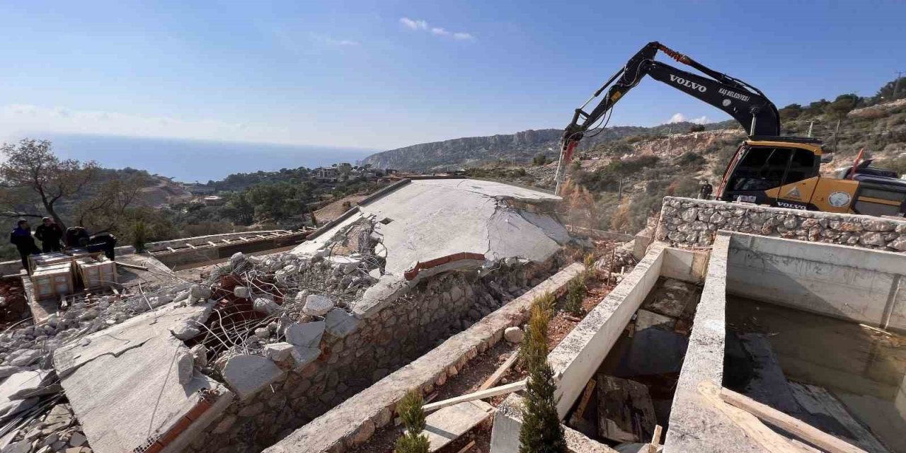 Kaş’ta 7 Kaçak Yapı Yıkıldı