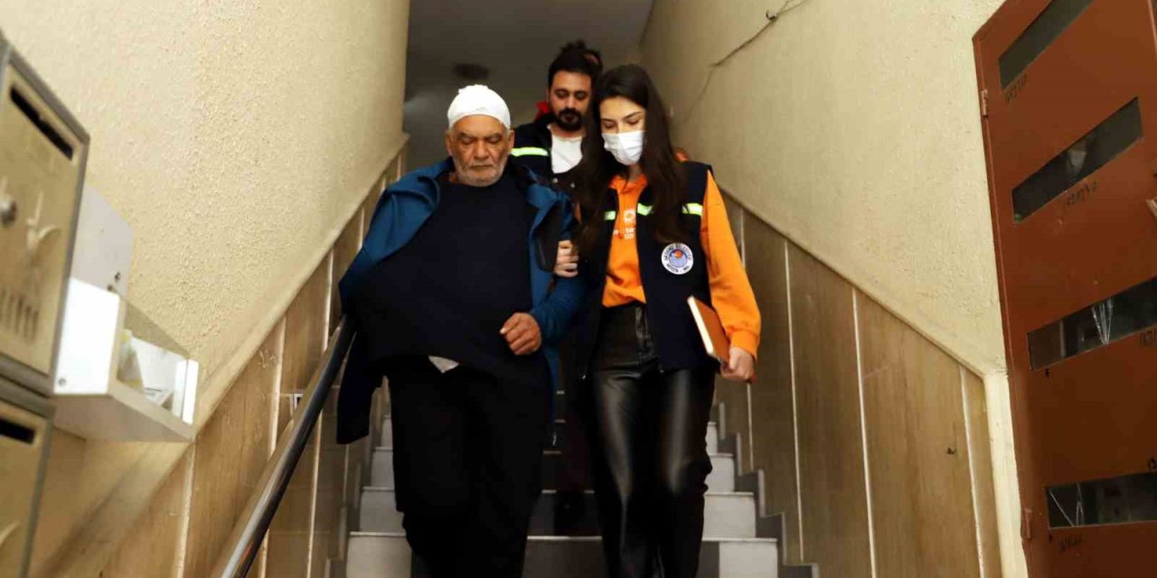 Akdeniz Belediyesi Tedavisi Süren Depremzedeleri Hastanelere Ulaştırıyor