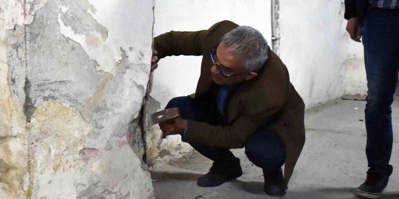 Tarsus Belediyesinin Eski Hizmet Binasının Kolanlarının Kesilmediği Ortaya Çıktı