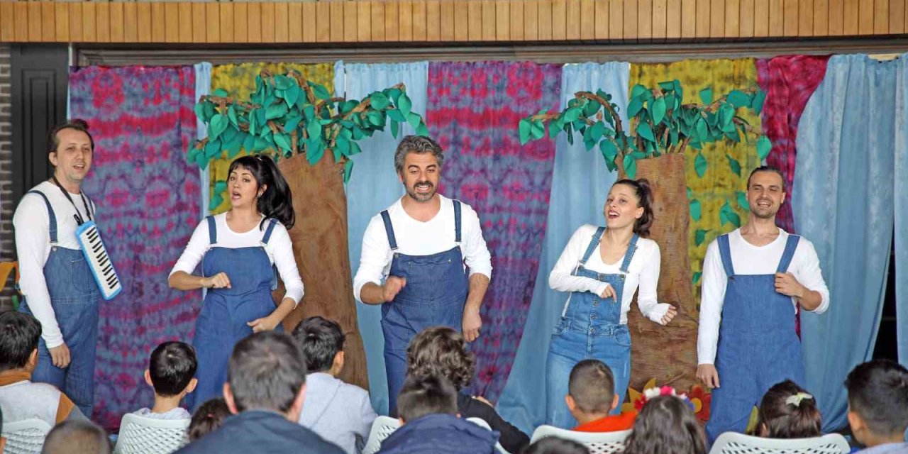 Alanya’da Depremzede Çocuklara Tiyatro Morali