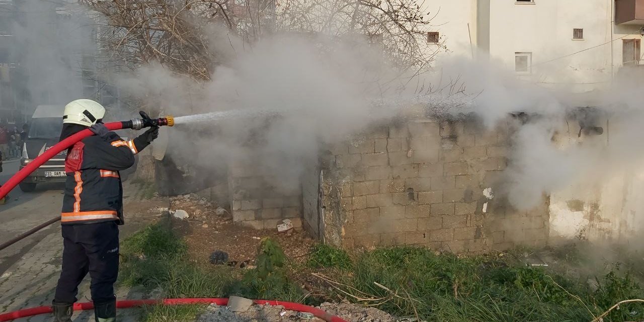 Sobadan Çıkan Yangın Baraka Evi Kül Etti