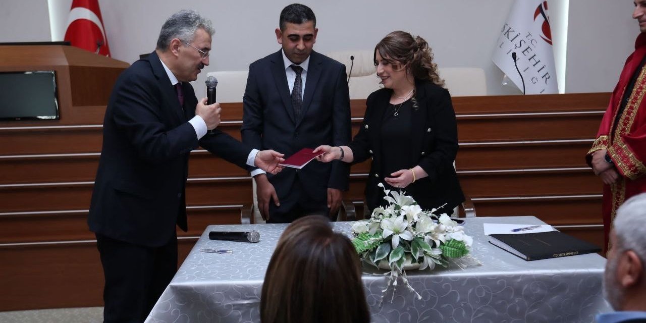 Depremzede Ailelerine Destek Almaya Gittikleri Valilikte Dünya Evine Girdiler