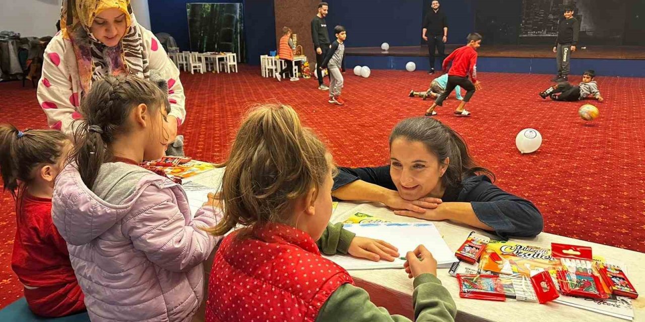 Öğretim Üyeleri Ve Öğrencilerden, Depremzede Çocuklara Boyama Etkinliği