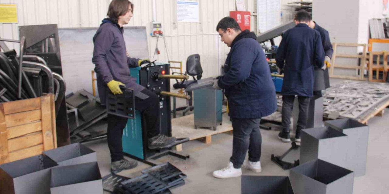 Öğretmen Ve Öğrenciler Depremzedelere Soba Ve Enerji Kaynağı Üretiyor