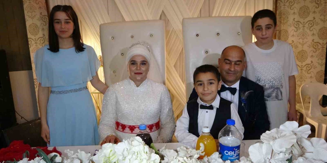 Evlendikten 20 Yıl Sonra, 3 Çocuklarıyla Düğün Yaptılar
