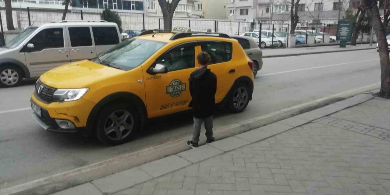 Arkadaşları Okula Geri Dönerken O Işıklarda Dilencilik Yapıyor