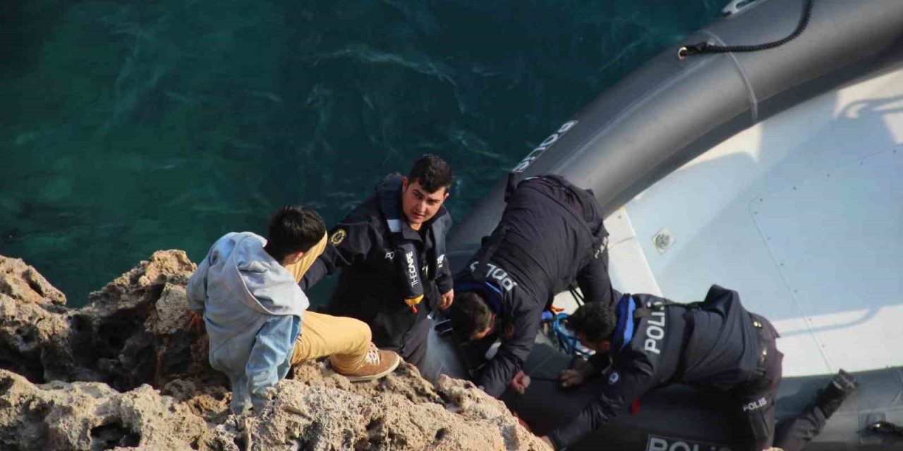 Falezlerde Mahsur Kalan Depremzede Çocuk Kurtarıldı