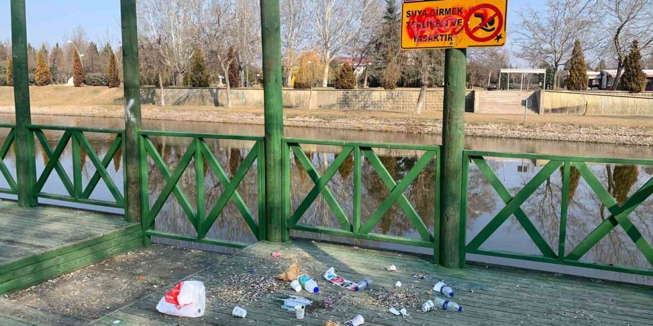 Sorumsuzca Atılan Çöpler Eşsiz Porsuk Manzarasına Gölge Düşürüyor