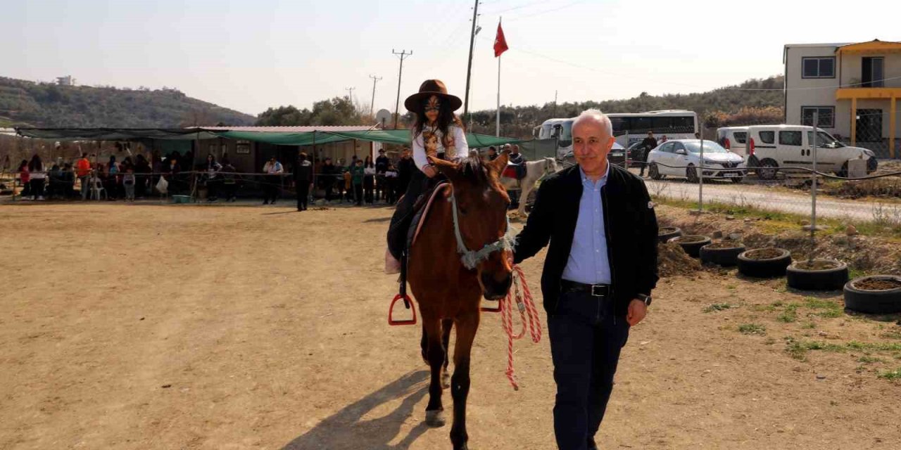 Afetzede Çocuklar Atlarla Depremi Unutmaya Çalışıyor