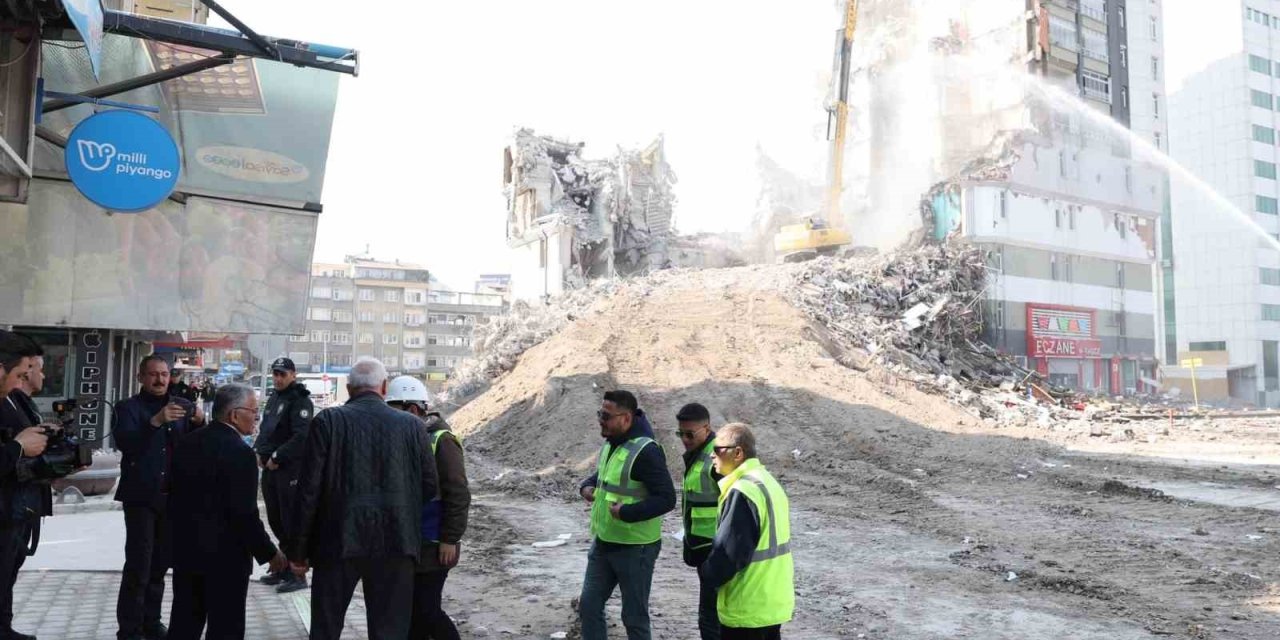 Başkan Büyükkılıç Yurtlarda Kalan Depremzedeleri Ziyaret Etti