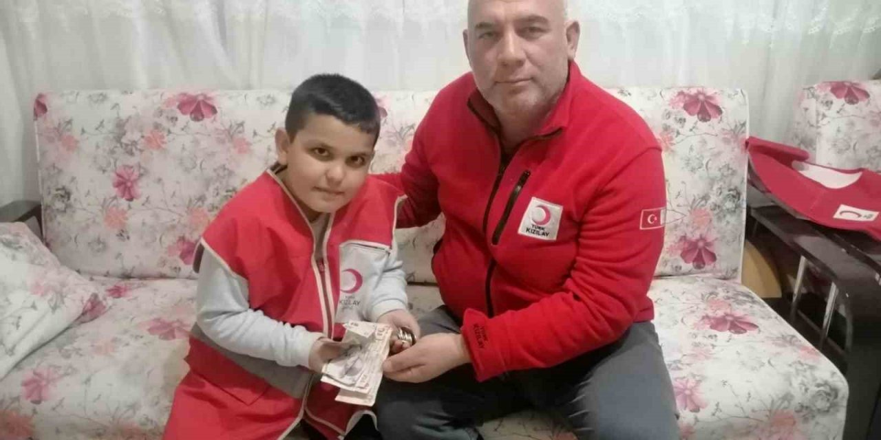 10 Yaşındaki İbrahim, Kumbarasındaki Harçlığını Depremzedelere Bağışladı