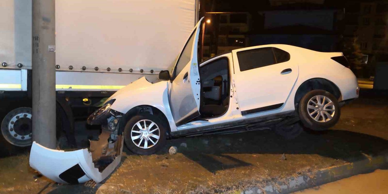 Otomobil Tıra Ok Gibi Saplandı: 1’i Ağır 2 Yaralı
