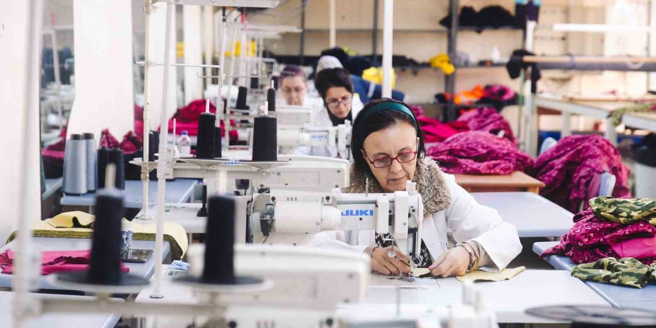 Tarsus’ta Dikiş Atölyesinde Depremzedeler İçin Kışlık Kıyafet Dikiyor