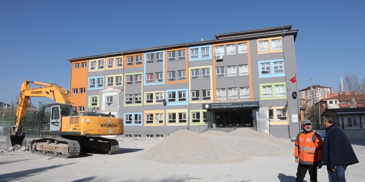 Başkan Çolakbayrakdar, Depremde Hasar Gören Yapıların Yıkım Çalışmalarını Kontrol Etti