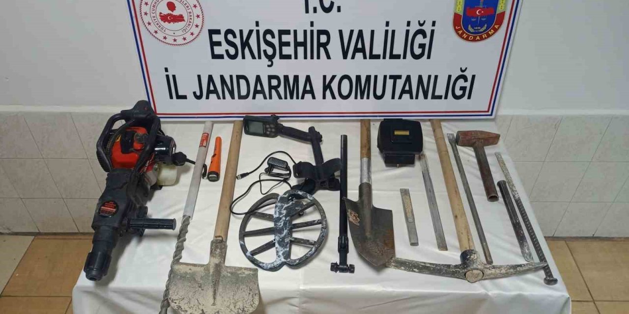 Sit Alanında İzinsiz Kazı Yapan Şahıslar Jandarma Tarafından Suçüstü Yakalandı