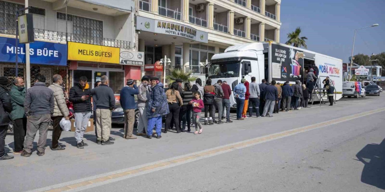 Mobil Mutfak Tırında Tencereler Depremzedeler İçin Kaynıyor