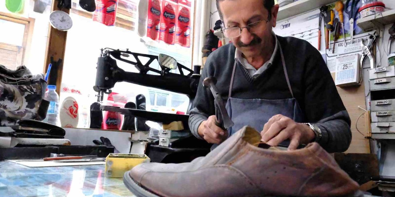 40 Yıllık Ayakkabı Ustası Mesleğini İlk Günkü Heyecanla Devam Ettiriyor