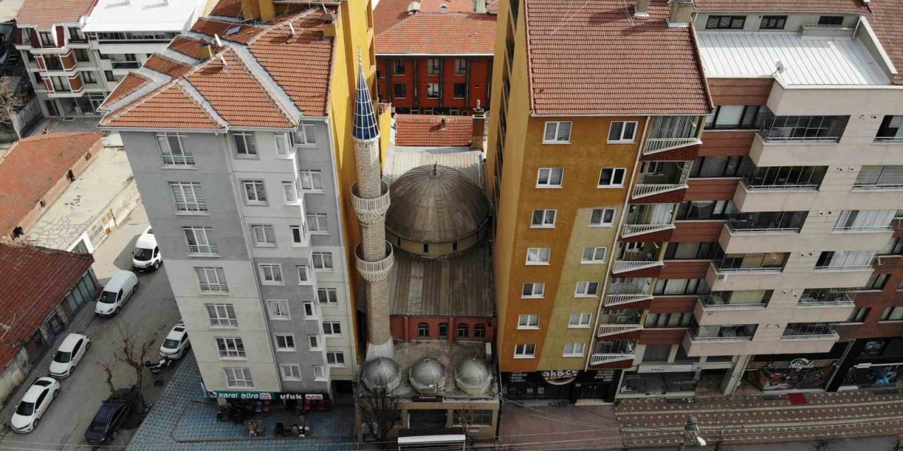 İki Apartmanın Arasında Sıkışıp Kalan Cami Bulunamıyor