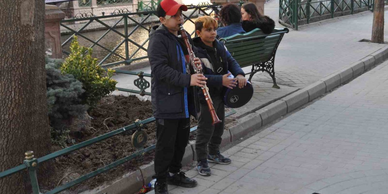 Minik Müzisyenler Görenlerin İçini Isıttı