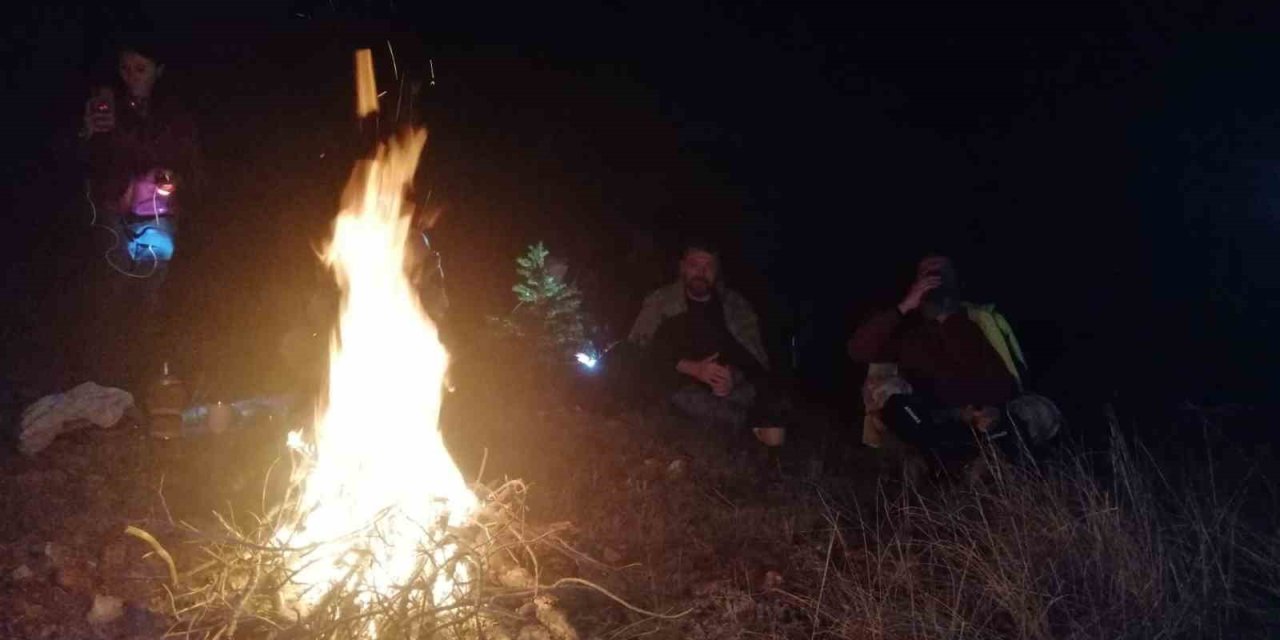 7 Kilometrelik Gece Yürüyüşünde Ateş Yakarak Isındılar