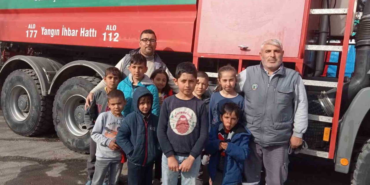 Biriktirdiği Parayı, Oyuncağı İle Birlikte Deprem Bölgesine Gönderdi