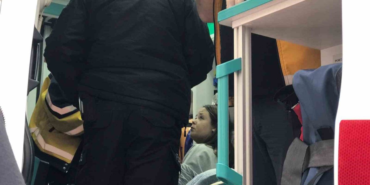 Genç Kız 3 Kadın Tarafından Sokak Ortasında Darp Edildi