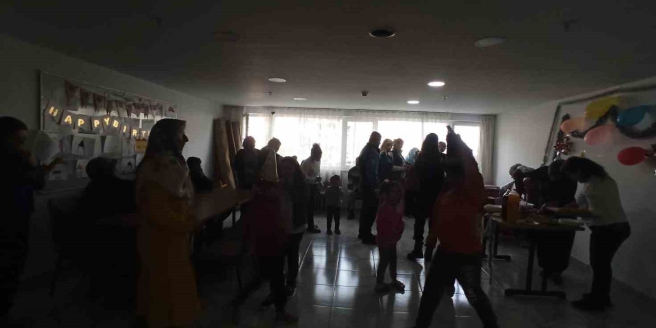 Depremzede Miniğe Doğum Günü Sürprizi