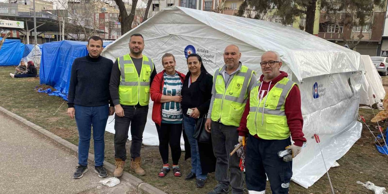 Büyükşehir Belediyesi Deprem Bölgesinde Yaraları Sarıyor
