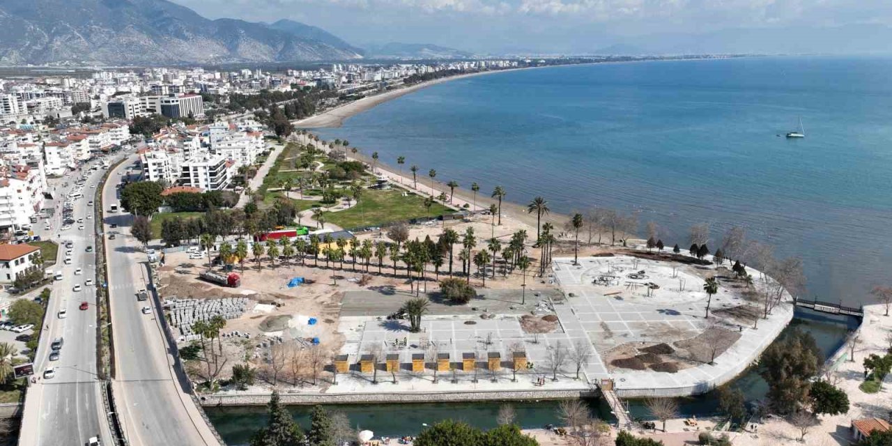 Finike Cumhuriyet Meydanı Projesi’nin Yüzde 70’i Tamamlandı
