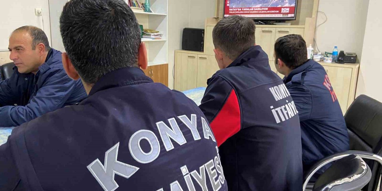 Enkaz Altında Çividen Korkan Çocuğu Çiviye Çorap Geçirip Çıkarttılar