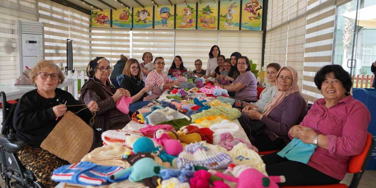 Tarsuslu Kadınlar Depremzedeler İçin Örüyor