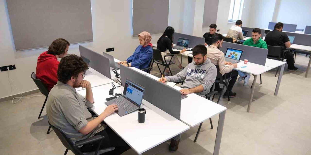 Konya Büyükşehir’den Depremzede Üniversite Öğrencilerine Etüd Salonu Desteği