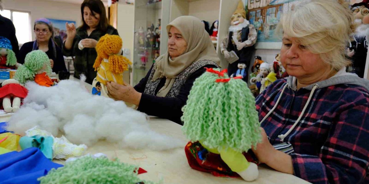 Sivrihisarlı Kadınlar Depremzede Çocuklar İçin Alın Teri Döküyorlar