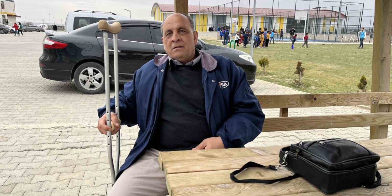 Koltuk Değneği İle Enkaz Altında Kalmaktan Son Anda Kurtuldu