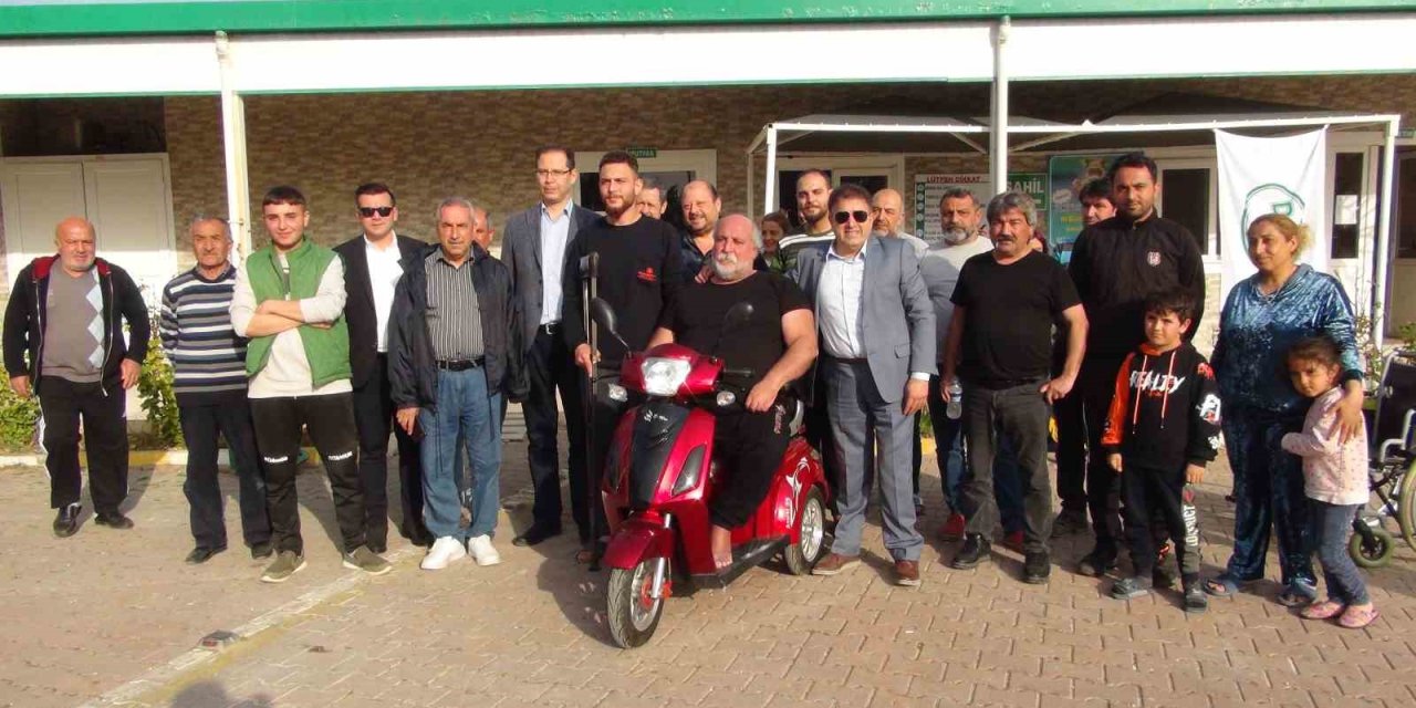 Akülü Aracı Enkaz Altında Kalmıştı, Depremzede Engelli Vatandaşa Yenisi Hediye Edildi