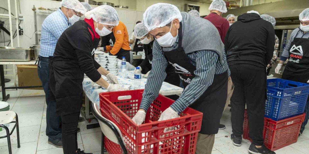 Sanatçılar Da Depremzede Çalışmalarına Gönüllü Oldu