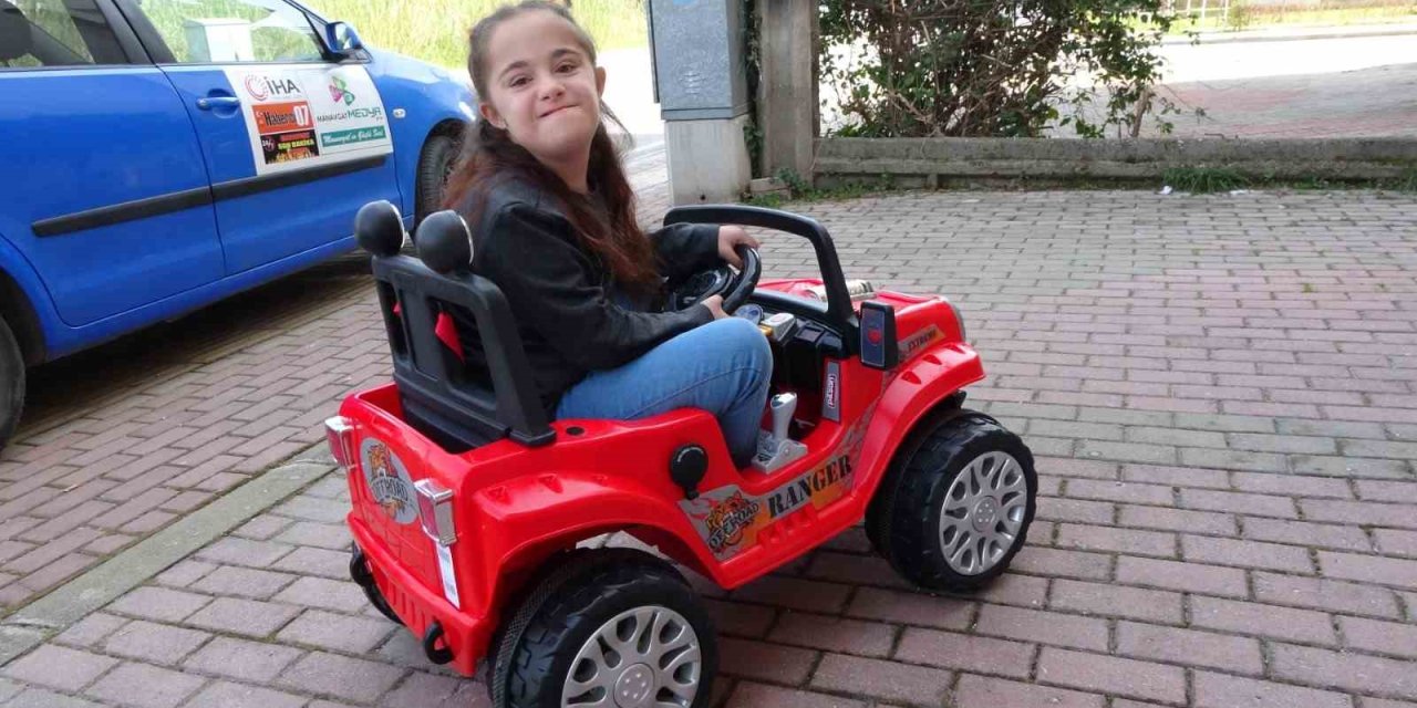 Depremzede Down Sendromlu Doğa, Akülü Arabasına Kavuştu