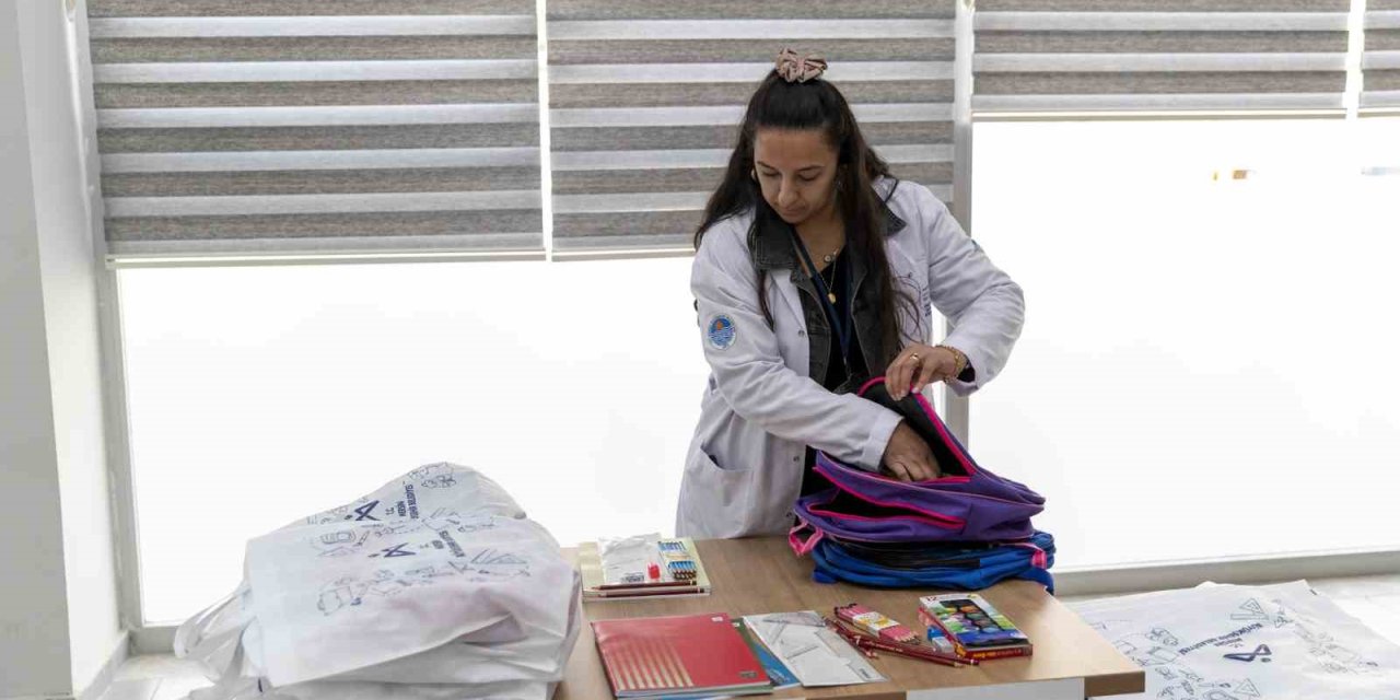 Mersin’de Depremzede Öğrencilere Kırtasiye Desteği