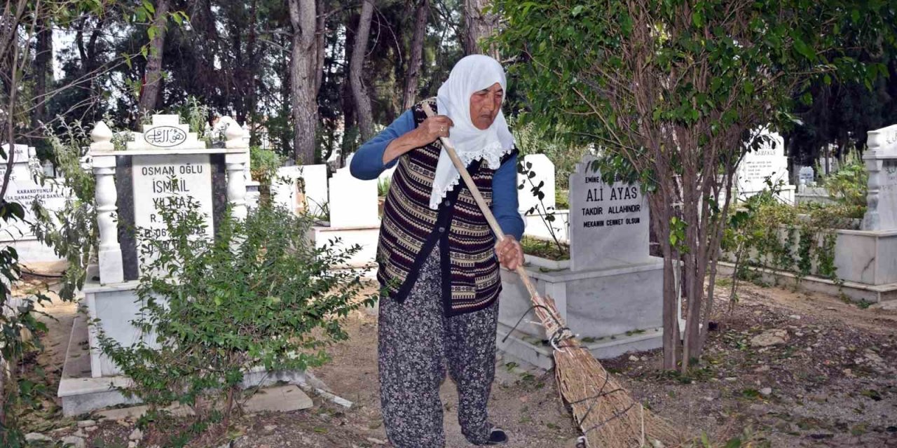 Raziye Teyze 12 Senedir Her Sabah Mezarları Temizliyor