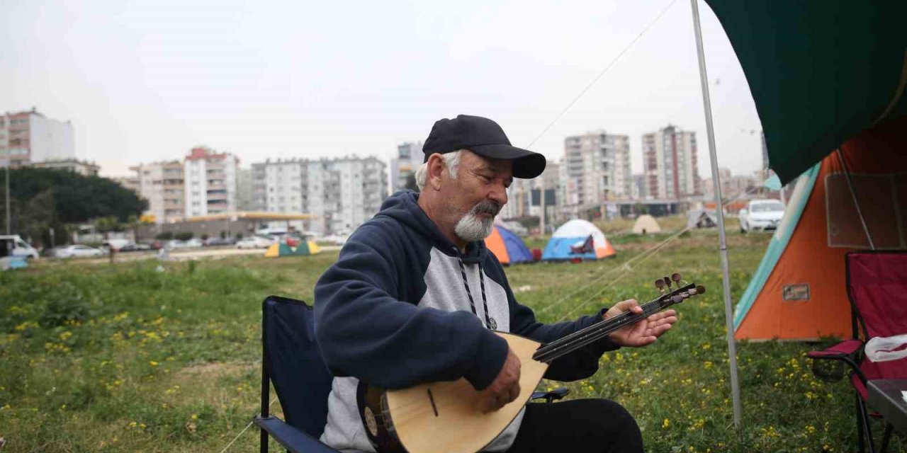 Depremzede Günlerini Saz Çalarak Geçiriyor